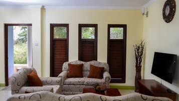 Luxury Villa, 3 Bedrooms, Non Smoking | Living room | 43-inch LCD TV with cable channels, TV, Netflix