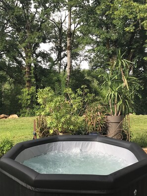 Outdoor spa tub - Comfort gîte with spa, in the heart of nature, for 2/3 people  (Parisot)