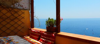 HOUSE WITH TERRACE AND SEA VIEW
