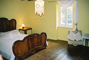 7 Schlafzimmer, Schreibtisch, Bügeleisen/Bügelbrett, Reisekinderbett