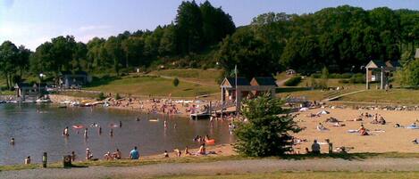 Chaises longues, serviettes de plage