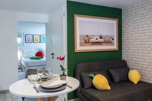 1 slaapkamer, een kluis op de kamer, een bureau, geluiddichte muren