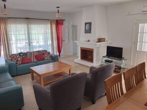 Smart TV, chimenea, videojuegos y reproductor de DVD 