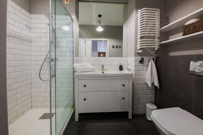 Departamento exclusivo, 1 cama matrimonial y sofá cama, para no fumadores, vista al patio | Baño | Regadera, secadora de cabello, toallas, shampoo 