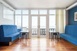 2 bars/lounges