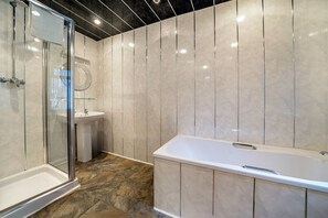 Standard Double Room | Bathroom | Shower, towels