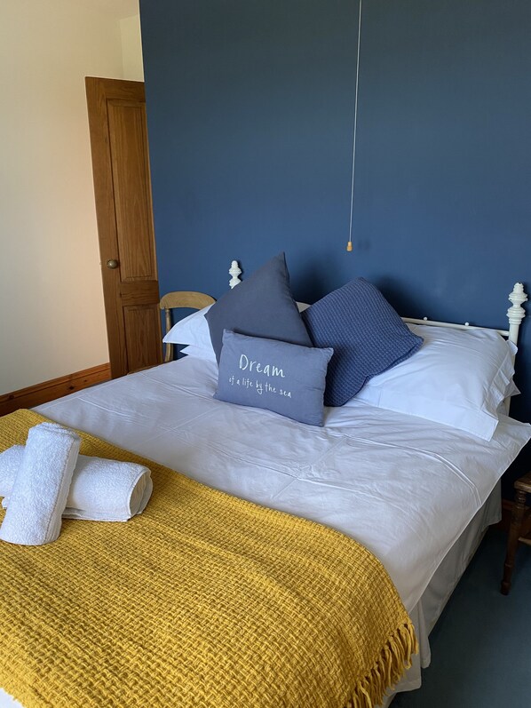 3 habitaciones, tabla de planchar con plancha y cuna de viaje 