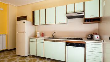 Refrigerador, microondas, placa de cocina, cafetera/tetera