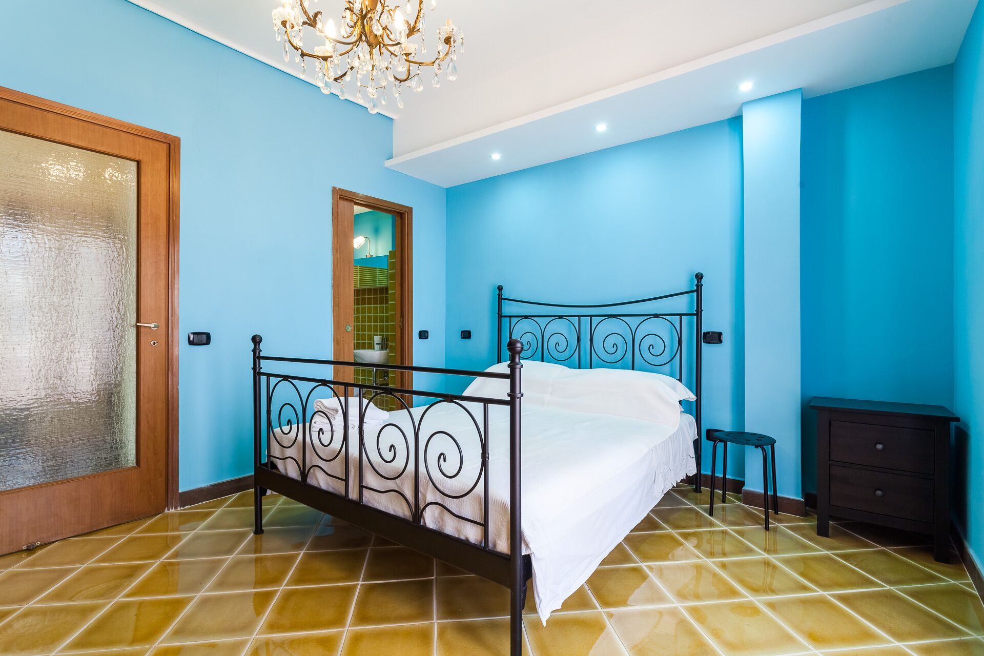 2 bedrooms, in-room safe, iron/ironing board, free WiFi