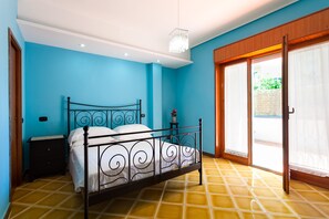 2 chambres, coffres-forts dans les chambres, fer et planche à repasser