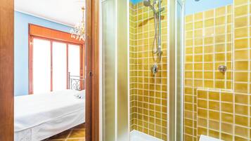 Shower, hair dryer, bidet, towels