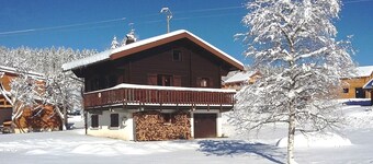 Paritalo, hyvin sijaitsee erittäin rauhallisella joukko 29 mökkejä.