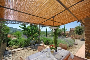 Outdoor dining - Farm on the hills of Cortona with a spectacular view of the Valdichiana Valley (Cortona)