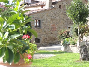 Property grounds - Farm on the hills of Cortona with a spectacular view of the Valdichiana Valley (Cortona)