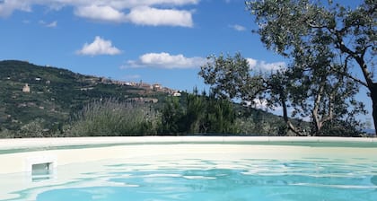 Farm on the hills of Cortona with a spectacular view of the Valdichiana Valley