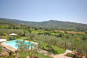 Pool - Farm on the hills of Cortona with a spectacular view of the Valdichiana Valley (Cortona)