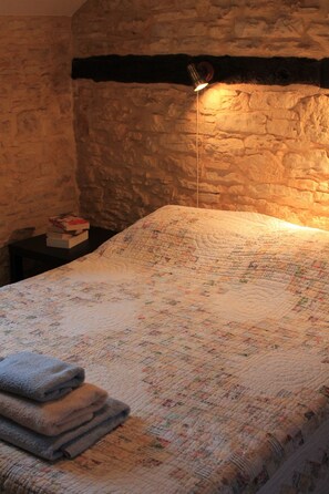 4 bedrooms, iron/ironing board, travel cot, free WiFi - Enjoy your holiday in a charming gîte with large pool in the Lot  (Montgesty)