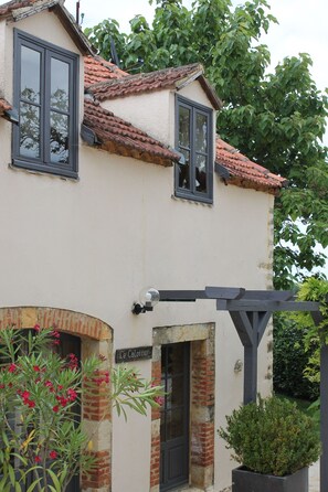 Exterior - Enjoy your holiday in a charming gîte with large pool in the Lot  (Montgesty)