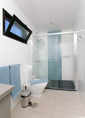 Shower, hair dryer - Club Oceano 1 bedroom apts. (Puerto del Carmen)