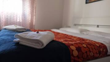 Camera doppia, bagno condiviso | Una scrivania, Wi-Fi gratuito