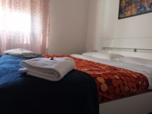 Double Room, Shared Bathroom | Desk, free WiFi - B&B Colombo (Pisa)
