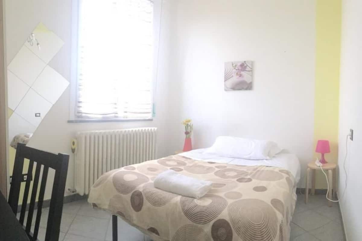 Chambre Simple, 1 lit une place, dans les dépendances
