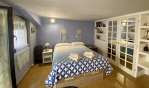 Tabla de planchar con plancha, wifi gratis y ropa de cama 