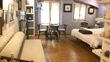 Tabla de planchar con plancha, wifi gratis, ropa de cama