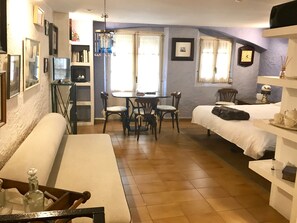 Tabla de planchar con plancha, wifi gratis y ropa de cama 