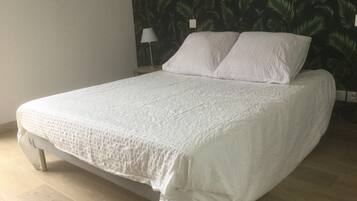 5 quartos, escrivaninha, ferros/tábuas de passar roupa, berço de viagem