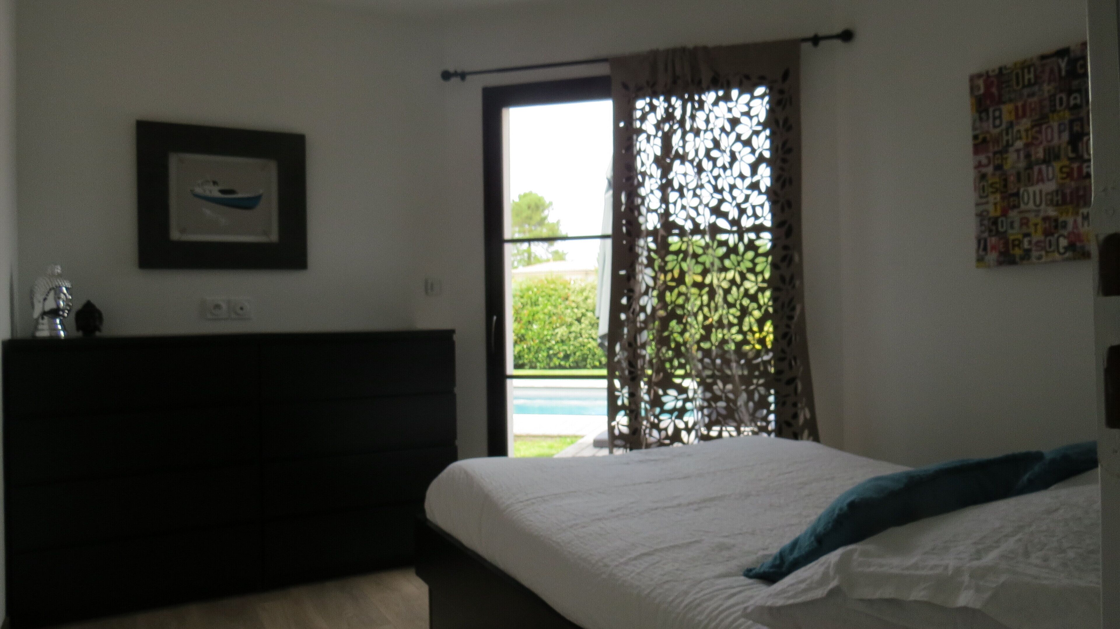 5 chambres, bureau, fer et planche à repasser, lit parapluie