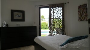 5 bedrooms, desk, iron/ironing board, travel cot