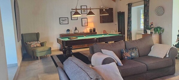 Smart TV, ping pong, books, stereo