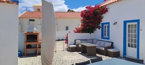 Outdoor dining - Casa Azul: Tranquility and tranquility in the ocean (Foz do Arelho)
