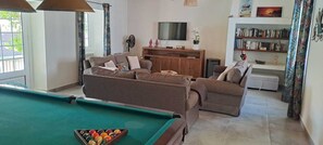 Smart TV, ping pong, books, stereo