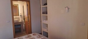 5 bedrooms, iron/ironing board, WiFi, bed sheets