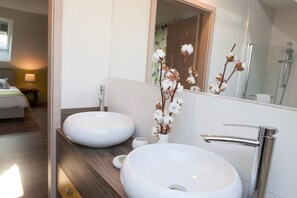 Suite familiar (Coing) | Baño | Ducha, artículos de higiene personal gratuitos y secador de pelo
