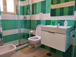 Dusch, hårtork, bidé och handdukar