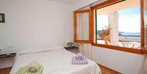 5 bedrooms, desk, iron/ironing board, travel cot