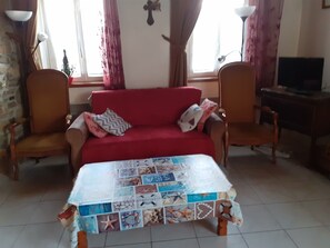 Téléviseur, foyer, livres