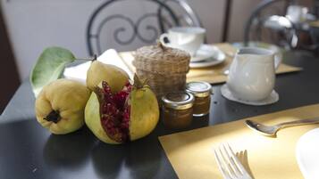 Colazione a pagamento, servita tutte le mattine