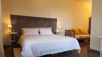 Camera tripla, vista giardino | Una scrivania, Wi-Fi gratuito, lenzuola