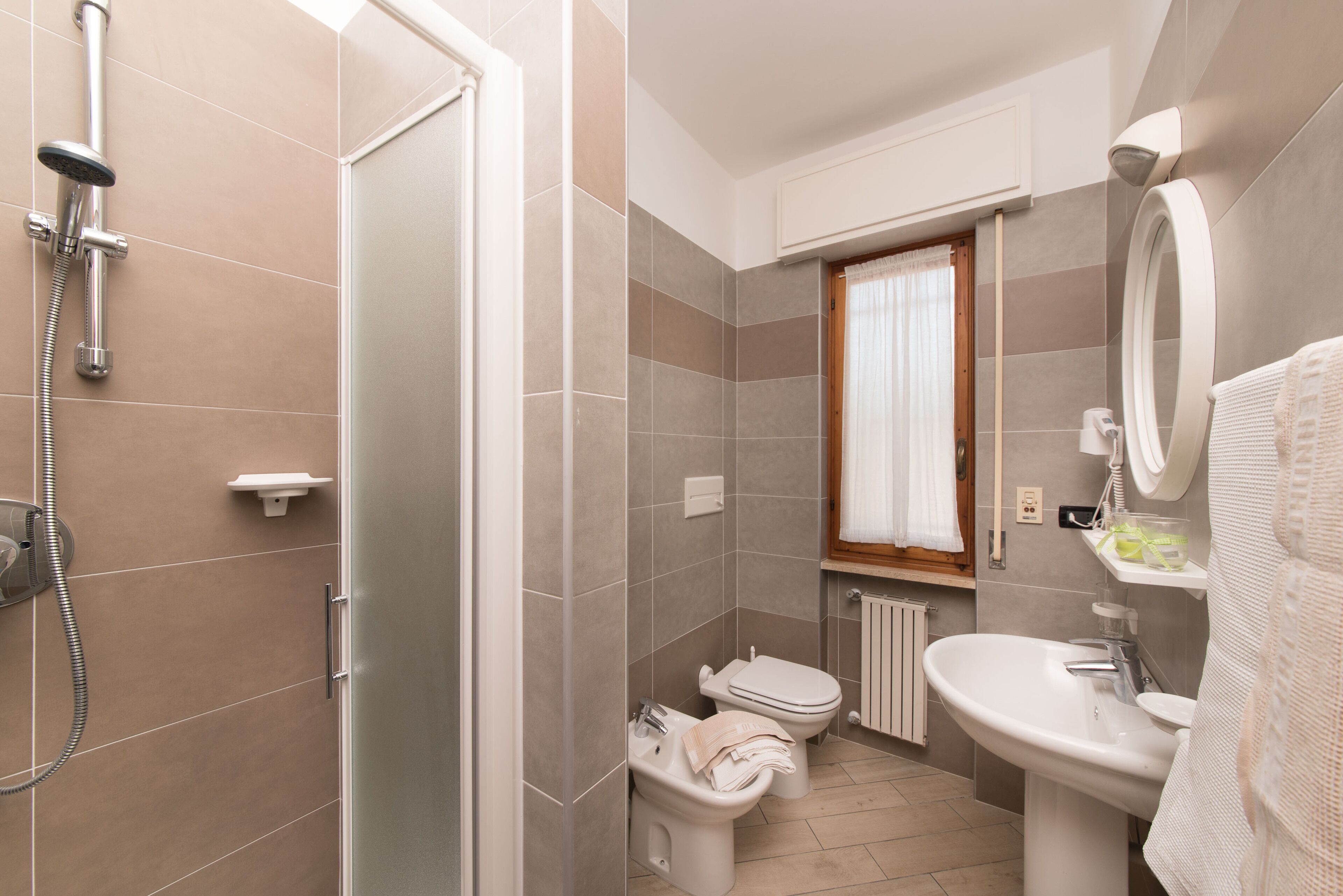 Doccia, asciugacapelli, bidet, asciugamani