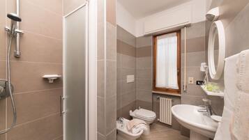 Doccia, asciugacapelli, bidet, asciugamani