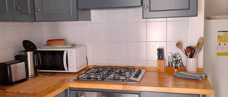Geladeira, micro-ondas, fogão, cooktop
