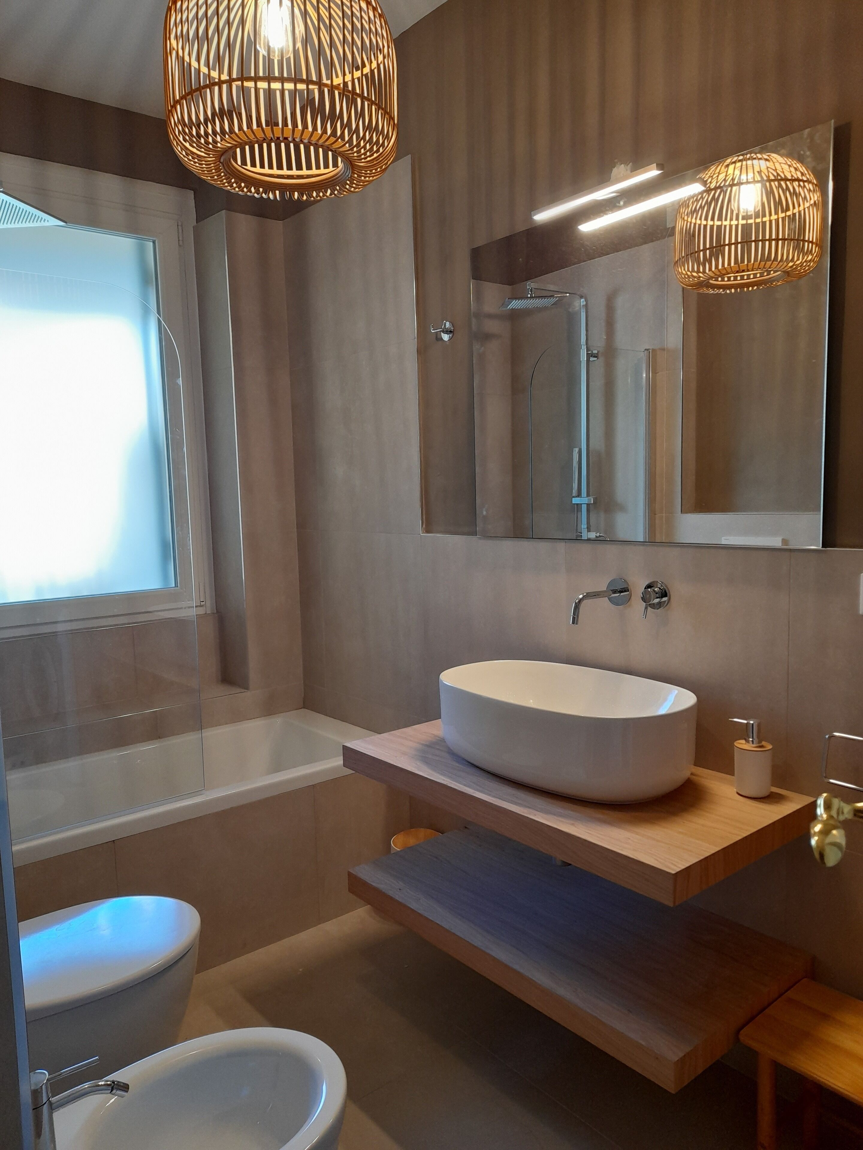 Een bad, een haardroger, een bidet, handdoeken