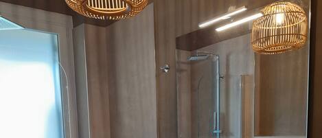 Tina, secadora de cabello, bidet, toallas