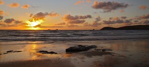 Beach nearby - Superb house, 6min beach/golf. New build, 5*. Fab walks, lovely restaurants. (Constantine Bay)