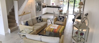 Superb house, 6min beach/golf. New build, 5*. Fab walks, lovely restaurants.