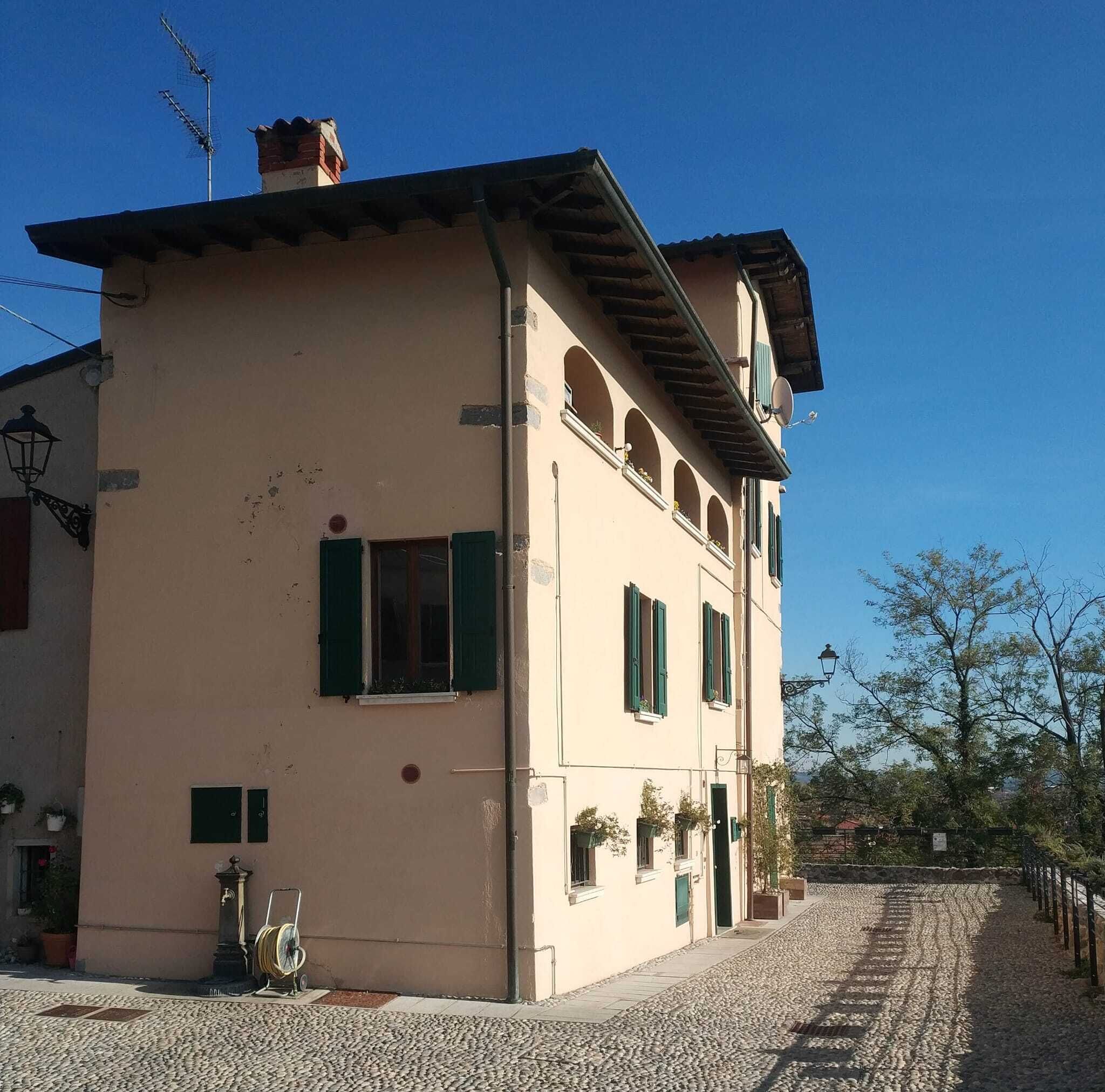 "Sunset in the Castle", three-room apartment near Lake Garda